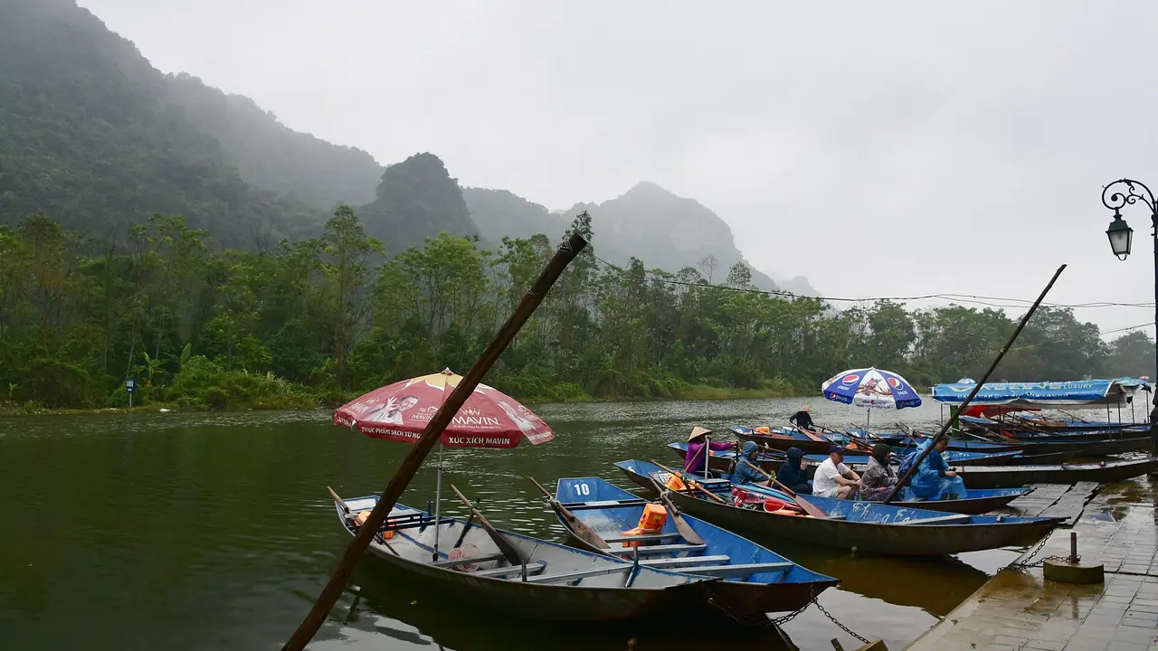 Thuyền đưa khách vào chùa Hương