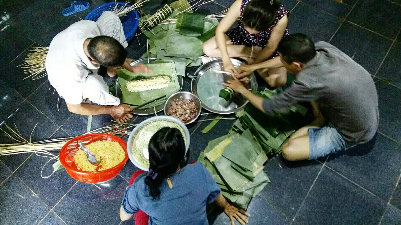 Cả nhà quây quần gói bánh chưng
